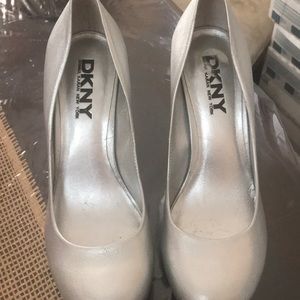 Vintage DKNY silver leather pumps